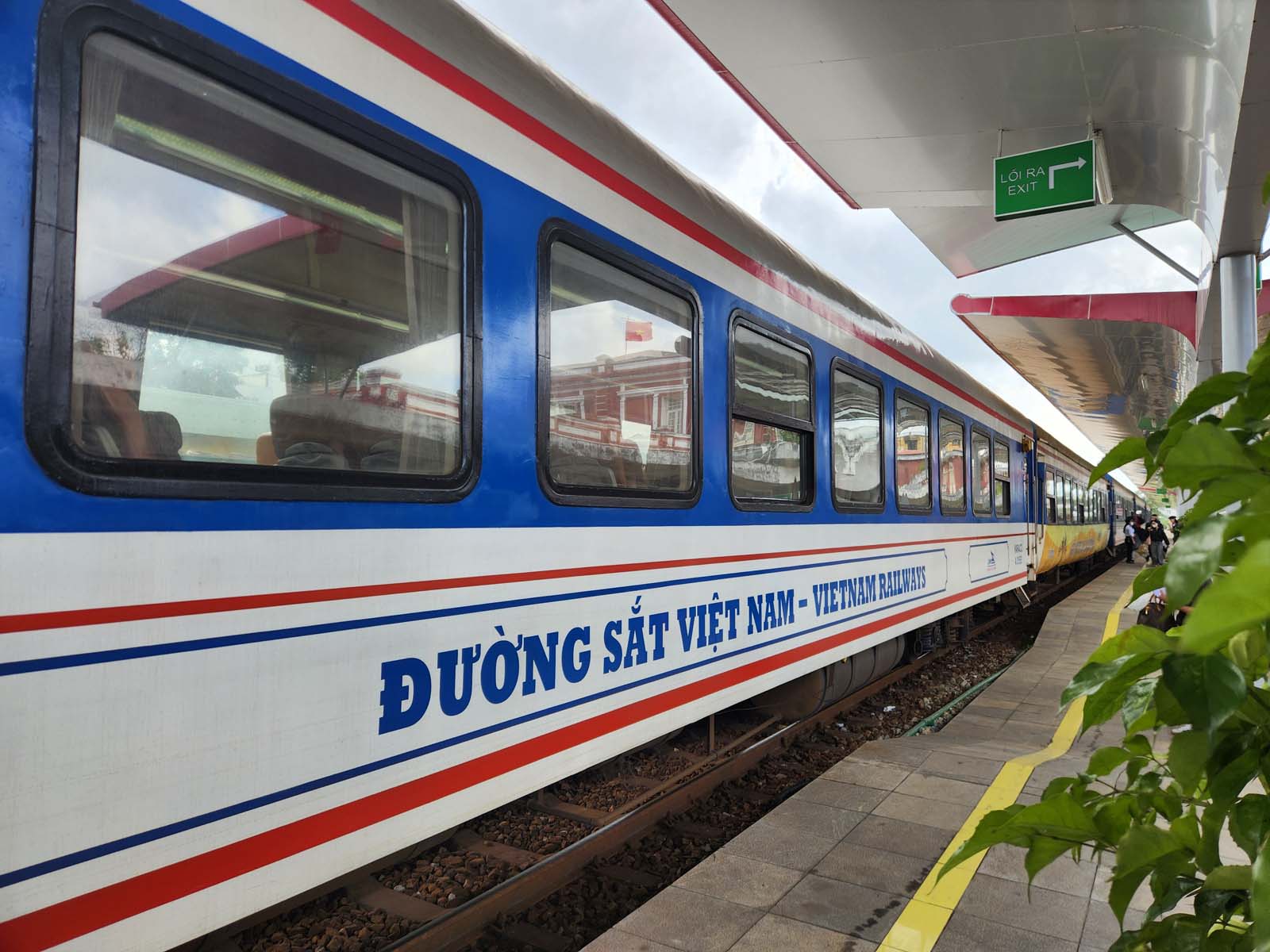 A photo of a Vietnam Railways train in the station.